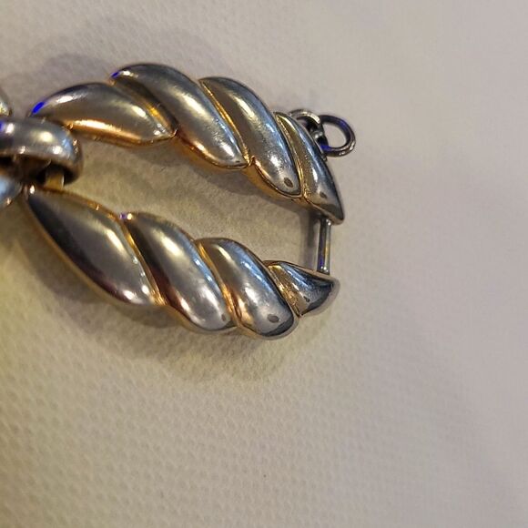 MONET goldtone bracelet 7.1/4" - Picture 2 of 6